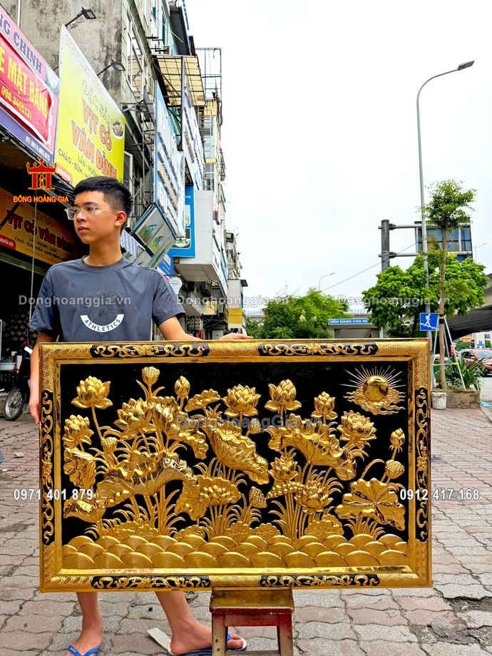 Tranh hoa sen là dòng tranh đồng cao cấp tại Hoàng Gia